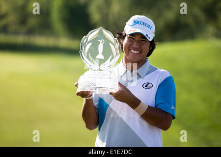 (140602)--Dublin, 2. Juni 2014 (Xinhua)--Hideki Matsuyama in Japan während der Verleihung des Memorial-Turniers im Muirfield Village Golf Club in Dublin, den Vereinigten Staaten am 1. Juni 2014 feiert. Matsuyama gewann im Play off über Kevin Na der Vereinigten Staaten und behauptete, den Champion. (Xinhua/Shen Ting) Stockfoto