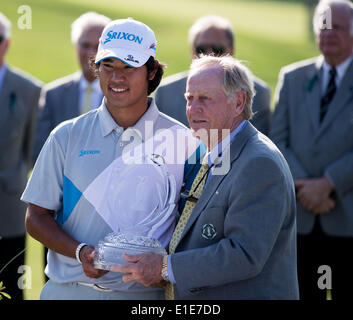 (140602)--Dublin, 2. Juni 2014 (Xinhua)--Hideki Matsuyama (vorne, L) von Japan ist die Trophäe bei der Verleihung des Memorial-Turniers im Muirfield Village Golf Club in Dublin, den Vereinigten Staaten am 1. Juni 2014 vorgestellt. Matsuyama gewann im Play off über Kevin Na der Vereinigten Staaten und behauptete, den Champion. (Xinhua/Shen Ting) Stockfoto