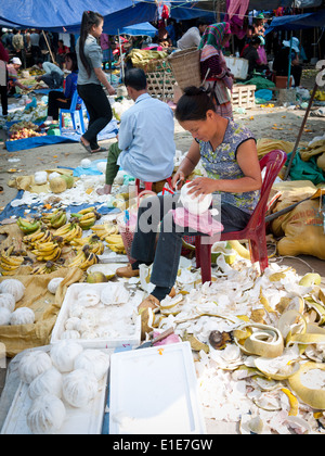 Ein Markt-Verkäufer schält Pampelmusen am Bac Ha Markt in Bac Ha, Provinz Lao Cai, Vietnam. Stockfoto