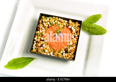 Bunte Mischung aus trockenen Linsen, Erbsen und Bohnen Stockfoto