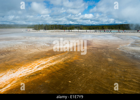 Touristen besuchen geothermische Gebiet an Bord gehen. Yellowstone-Nationalpark, Wyoming, USA. Stockfoto