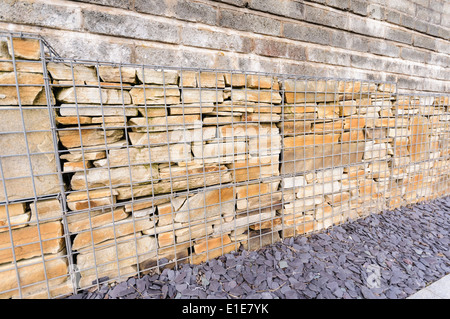 Gabion Käfige mit Stein gefüllt. Stockfoto