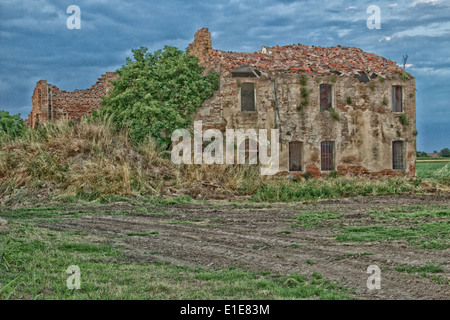 Zerstörten Bauern Häuser im italienischen Landschaft Stockfoto