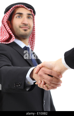Saudi arabische Emirate Business Mann Handshaking isoliert auf weißem Hintergrund Stockfoto
