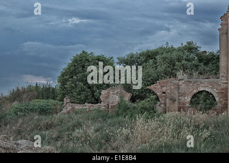 Zerstörten Bauern Häuser im italienischen Landschaft Stockfoto