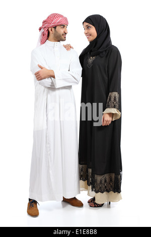 Ganzkörper von eine Arabische saudi Paar posieren zusammen auf einem weißen Hintergrund isoliert Stockfoto