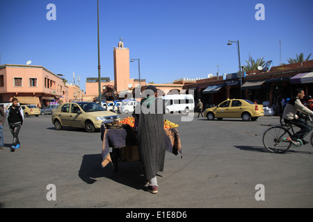 Mann schob einen Wagen in der Djemaa el Fna Platz, Marrakesch, Marokko Stockfoto