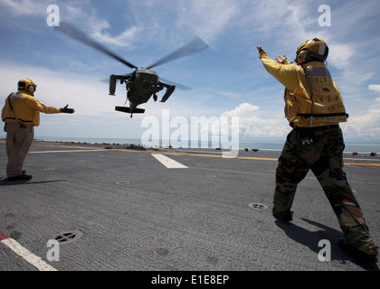 US-Seeleute an Bord der amphibischen Angriff Schiff USS Iwo Jima (LHD-7) direkt einen Armee UH-60 Black Hawk Hubschrauber transportieren Ni Stockfoto