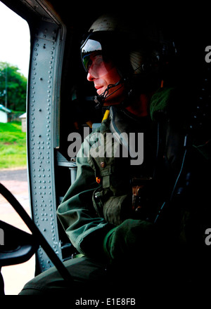 Ein US-Marine mit Marine Medium Helicopter Squadron 774, Spezial-Marine Air-Ground Task Force anhaltende P befestigt Stockfoto