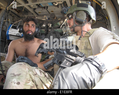 Ein US-Air Force-Pararescueman aus der 46. Expeditionary Rescue Squadron sitzt mit einem ambulanten Afghan National Army Soldat Stockfoto