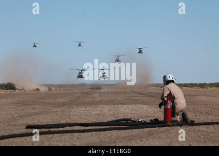 US Marinekorps CH-46 Sea Knight Hubschrauber Land am Stoval Flugplatz, ARIZ., 9. Oktober 2010, durch eine KC-130 Hercule betankt werden Stockfoto