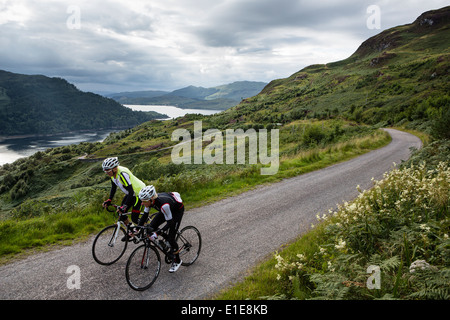 Paar der Radfahrer fahren einen Weg durch die Landschaft auf der Isle Of Skye Stockfoto