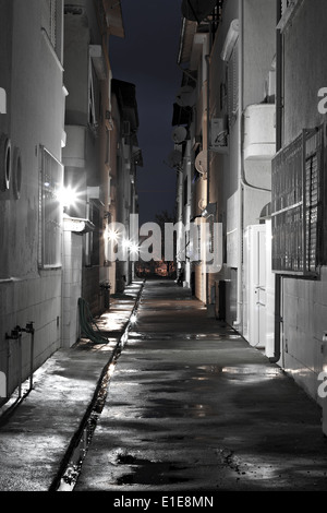 Dunklen nassen leeren Gasse im Morgengrauen Stockfoto