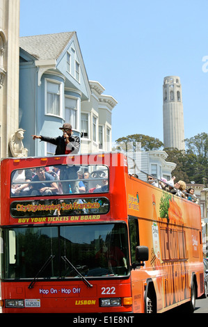 auf Tour führt Bus Guide Touristen in North Beach in San Francisco Stockfoto