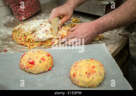 Die Brioche mit Zuckermandeln, (Kuchen von Saint Genix). Herstellung de Brioche Aux Pralinen (Gâteau de Saint Génix). Stockfoto