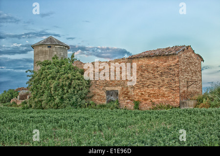Zerstörten Bauern Häuser im italienischen Landschaft Stockfoto