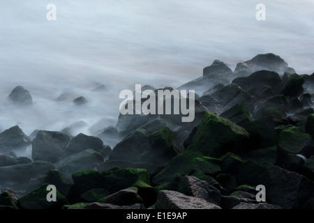 Wellen schlagen auf den Felsen. Langzeitbelichtung Stockfoto