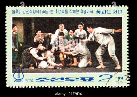 Briefmarke aus Nordkorea, die Darstellung einer Szenenverlaufs aus der revolutionären Oper "The Flower Girl" Stockfoto