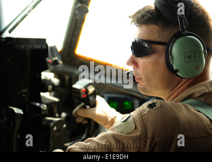 US Air Force Lieutenant Colonel Kenneth Ostrat, C - 130H Herkules Flugzeug Pilot zur 746th Expeditionary Airlift Squadron versetzt, Stockfoto