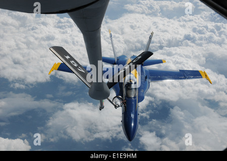 Eine F/A-18 Hornet gehört zu der United States Navy Flight Demonstration Squadron, die Blue Angels formiert sich auf dem Flügel o Stockfoto