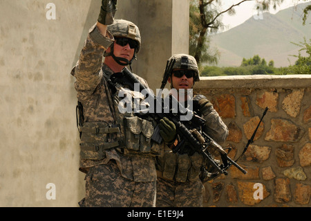 Von links, US Air Force Staff Sgt John Kingsley, ein Funker Übertragung mit der Nangarhar Provincial Reconstruction Stockfoto