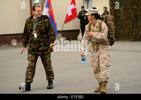 Britische Kapitän Billy Fagan spricht mit US Navy Petty Officer 2. Klasse Jennifer Martinez während kombinierte Bemühung im Grafenwoe Stockfoto