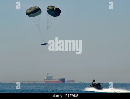 US Navy special Warfare Combatant-Craft Besatzungsmitglieder befestigt Special Boat Team 20 Piloten ein 11-Meter Festrumpf Schlauchboot Stockfoto