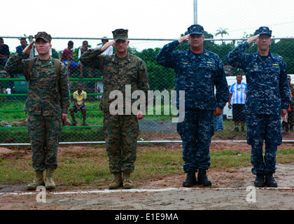 US-Marines und Matrosen verantwortlich für anhaltende Versprechen 2010 (CP10) Gruß als Nationalhymne spielt während einer Zeremonie zu b Stockfoto