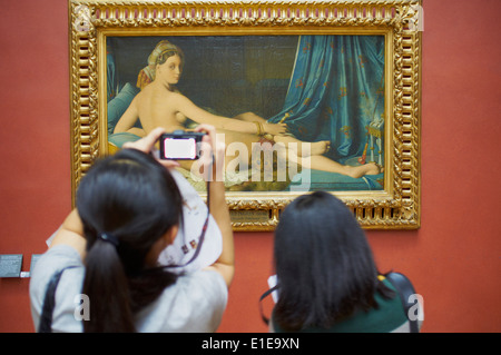 Frankreich, Paris, Louvre-Museum, japanischer Tourist und La Grande Odalisque (1814, de Jean Auguste Dominique Ingres Stockfoto