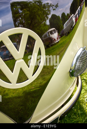 VW Reflexionen in der Lackierung von 1957 VW Split Screen Volkswagen Wohnmobil. England Stockfoto