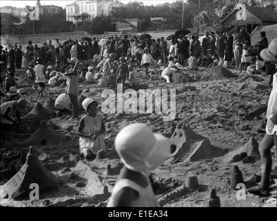 Foto von Praia do Monte Estoril in Portugal, das den Strand und die umliegenden Bauten entlang der Küste zeigt. Stockfoto