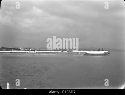 Porto de Lisboa ist der wichtigste Hafen von Lissabon, der für die Schifffahrt und den Handel der Stadt von entscheidender Bedeutung ist. Sie dient als wichtiges Tor für Waren, die in Portugal ein- und ausreisen. Stockfoto