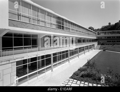 Die Gebäude der Associação Acadêmica da Universidade de Coimbra befinden sich in Coimbra, Portugal und sind ein prominentes Beispiel für das architektonische Erbe der Universität. Die von Horácio Novais entworfenen Gebäude spiegeln die historische Bedeutung der Universität wider. Stockfoto