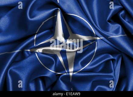 Satin Fahne mit Emblem, NATO-Symbol-Nahaufnahme Stockfoto