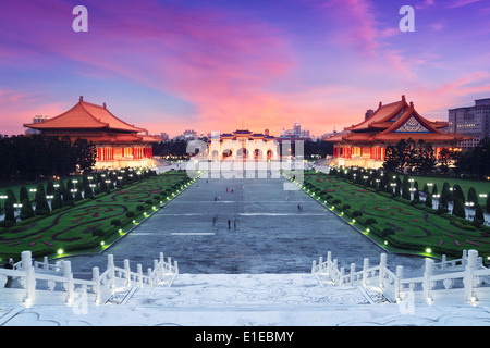 Libery Platz mit Chiang Kai-Shek Memorial, Nationaltheater und National Concert Hall. (Taipei, Taiwan). Stockfoto