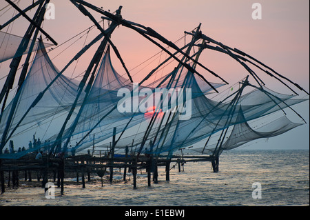 Indien, Bundesstaat Kerala Fort Cochin oder Kochi, Chinesische Fischernetze Stockfoto