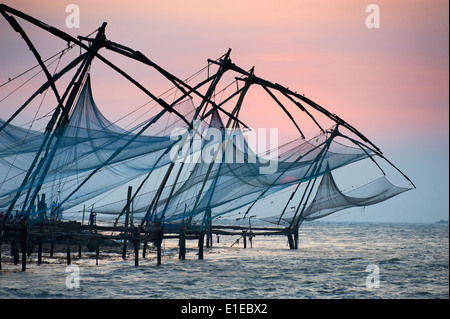 Indien, Bundesstaat Kerala Fort Cochin oder Kochi, Chinesische Fischernetze Stockfoto