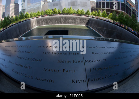 Von Fischaugen-Objektiv verzerrt, Namen der Opfer von 9/11 Memorial in New York, an den Standorten der Terroranschläge am 11. September 2001 getötet. Das National September 11 Memorial ist eine Hommage des Gedenkens und der Ehre, der fast 3.000 Tote bei den Terroranschlägen vom 11. September 2001 auf das World Trade Center Site, in der Nähe von Shanksville, Pennsylvania, und im Pentagon sowie sechs Menschen getötet, bei dem World Trade Center-Anschlag im Februar 1993. Stockfoto