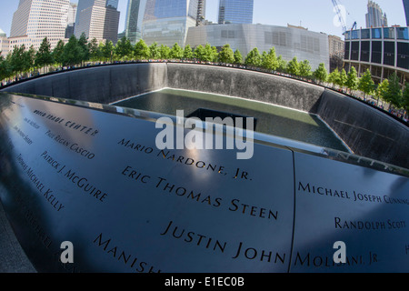 Von Fischaugen-Objektiv verzerrt, Namen der Opfer von 9/11 Memorial in New York, an den Standorten der Terroranschläge am 11. September 2001 getötet. Das National September 11 Memorial ist eine Hommage des Gedenkens und der Ehre, der fast 3.000 Tote bei den Terroranschlägen vom 11. September 2001 auf das World Trade Center Site, in der Nähe von Shanksville, Pennsylvania, und im Pentagon sowie sechs Menschen getötet, bei dem World Trade Center-Anschlag im Februar 1993. Stockfoto