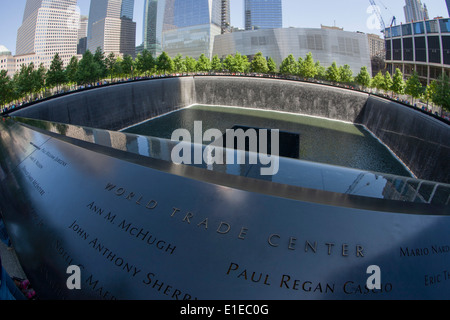 Von Fischaugen-Objektiv verzerrt, Namen der Opfer von 9/11 Memorial in New York, an den Standorten der Terroranschläge am 11. September 2001 getötet. Das National September 11 Memorial ist eine Hommage des Gedenkens und der Ehre, der fast 3.000 Tote bei den Terroranschlägen vom 11. September 2001 auf das World Trade Center Site, in der Nähe von Shanksville, Pennsylvania, und im Pentagon sowie sechs Menschen getötet, bei dem World Trade Center-Anschlag im Februar 1993. Stockfoto