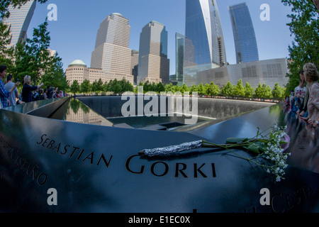 Von Fischaugen-Objektiv verzerrt, Namen der Opfer von 9/11 Memorial in New York, an den Standorten der Terroranschläge am 11. September 2001 getötet. Das National September 11 Memorial ist eine Hommage des Gedenkens und der Ehre, der fast 3.000 Tote bei den Terroranschlägen vom 11. September 2001 auf das World Trade Center Site, in der Nähe von Shanksville, Pennsylvania, und im Pentagon sowie sechs Menschen getötet, bei dem World Trade Center-Anschlag im Februar 1993. Stockfoto