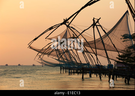 Indien, Bundesstaat Kerala Fort Cochin oder Kochi, Chinesische Fischernetze Stockfoto
