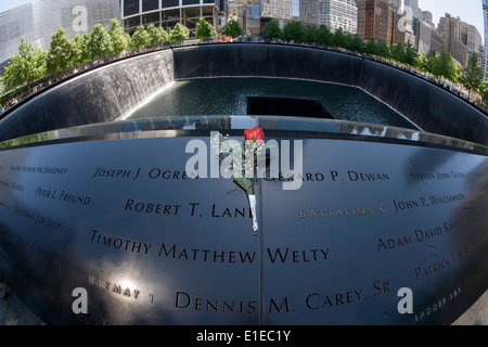 Von Fischaugen-Objektiv verzerrt, Namen der Opfer von 9/11 Memorial in New York, an den Standorten der Terroranschläge am 11. September 2001 getötet. Das National September 11 Memorial ist eine Hommage des Gedenkens und der Ehre, der fast 3.000 Tote bei den Terroranschlägen vom 11. September 2001 auf das World Trade Center Site, in der Nähe von Shanksville, Pennsylvania, und im Pentagon sowie sechs Menschen getötet, bei dem World Trade Center-Anschlag im Februar 1993. Stockfoto