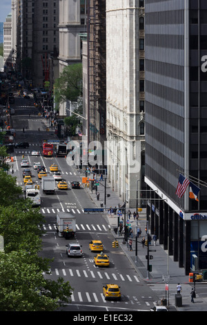 Gesehen vom Dach des ein Federal building, ein Luftbild der Broadway in New York City. Stockfoto