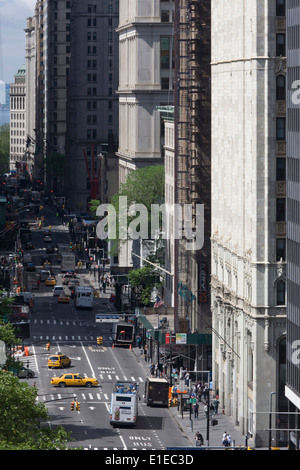 Gesehen vom Dach des ein Federal building, ein Luftbild der Broadway in New York City. Stockfoto