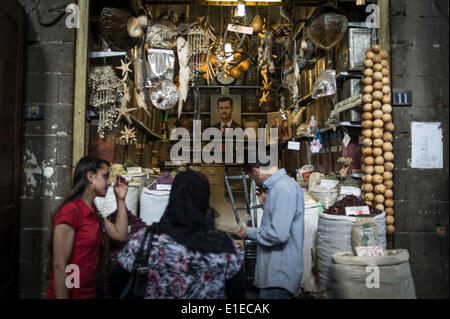 (140602)--Damaskus, 2. Juni 2014 (Xinhua)--A Plakat des Präsidentschaftskandidaten Syriens Bashar al-Assad in einem Geschäft auf dem alten Hamidya-Markt in Damaskus, die Hauptstadt Syriens, ist auf 1. Juni 2014, vor den Präsidentschaftswahlen am 3. Juni zu sehen. (Xinhua/Pan Chaoyue) Stockfoto