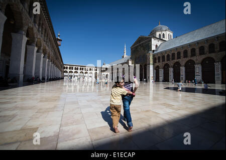 (140602)--Damaskus, 2. Juni 2014 (Xinhua)--syrische Kinder spielen am Umayyad Moschee in Damaskus, die Hauptstadt Syriens, am 1. Juni 2014, vor den Präsidentschaftswahlen am 3. Juni. (Xinhua/Pan Chaoyue) Stockfoto