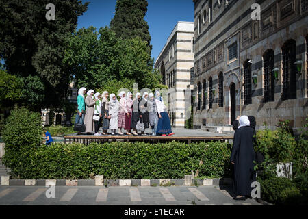 (140602)--Damaskus, 2. Juni 2014 (Xinhua)--syrischen Frauen Pose im Azem Palast in Damaskus, die Hauptstadt Syriens, auf 1. Juni 2014, vor den Präsidentschaftswahlen am 3. Juni. (Xinhua/Pan Chaoyue) Stockfoto