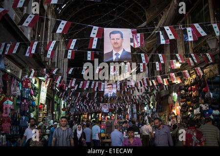 (140602)--Damaskus, 2. Juni 2014 (Xinhua)--Plakate des Präsidentschaftskandidaten Syriens Bashar al-Assad sind auf dem alten Hamidya-Markt in Damaskus, die Hauptstadt Syriens, am 1. Juni 2014, vor den Präsidentschaftswahlen am 3. Juni gesehen. (Xinhua/Pan Chaoyue) Stockfoto