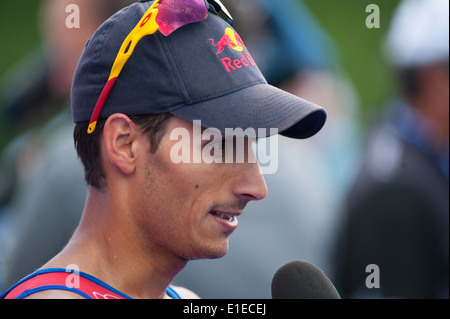 Mario Mola (ESP), Gewinner des Elite Herren Triathlon veröffentlichen Interview Rennen am PruHealth ITU World Triathlon in London Stockfoto